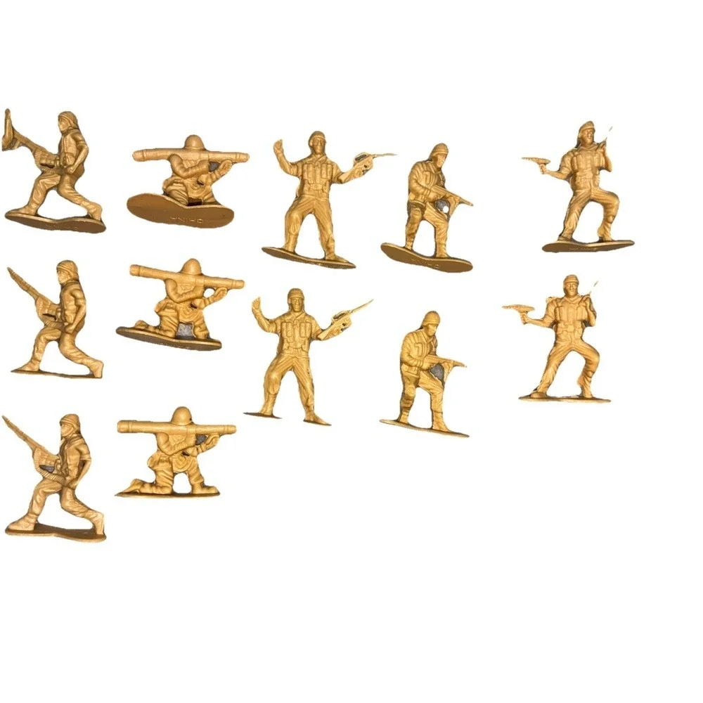 Vintage Plastic Army Men Green Yellow Unbranded 1.75